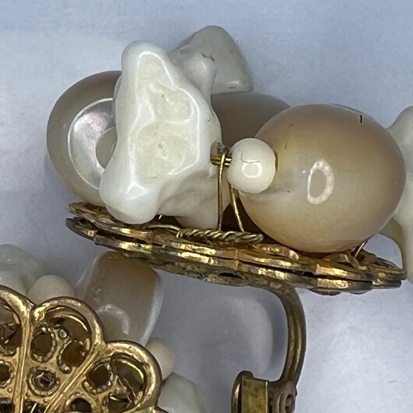 Miriam Haskell Earrings Vintage Signed Faux Coral Shell Beaded Clip/ Screw back - Picture 12 of 14